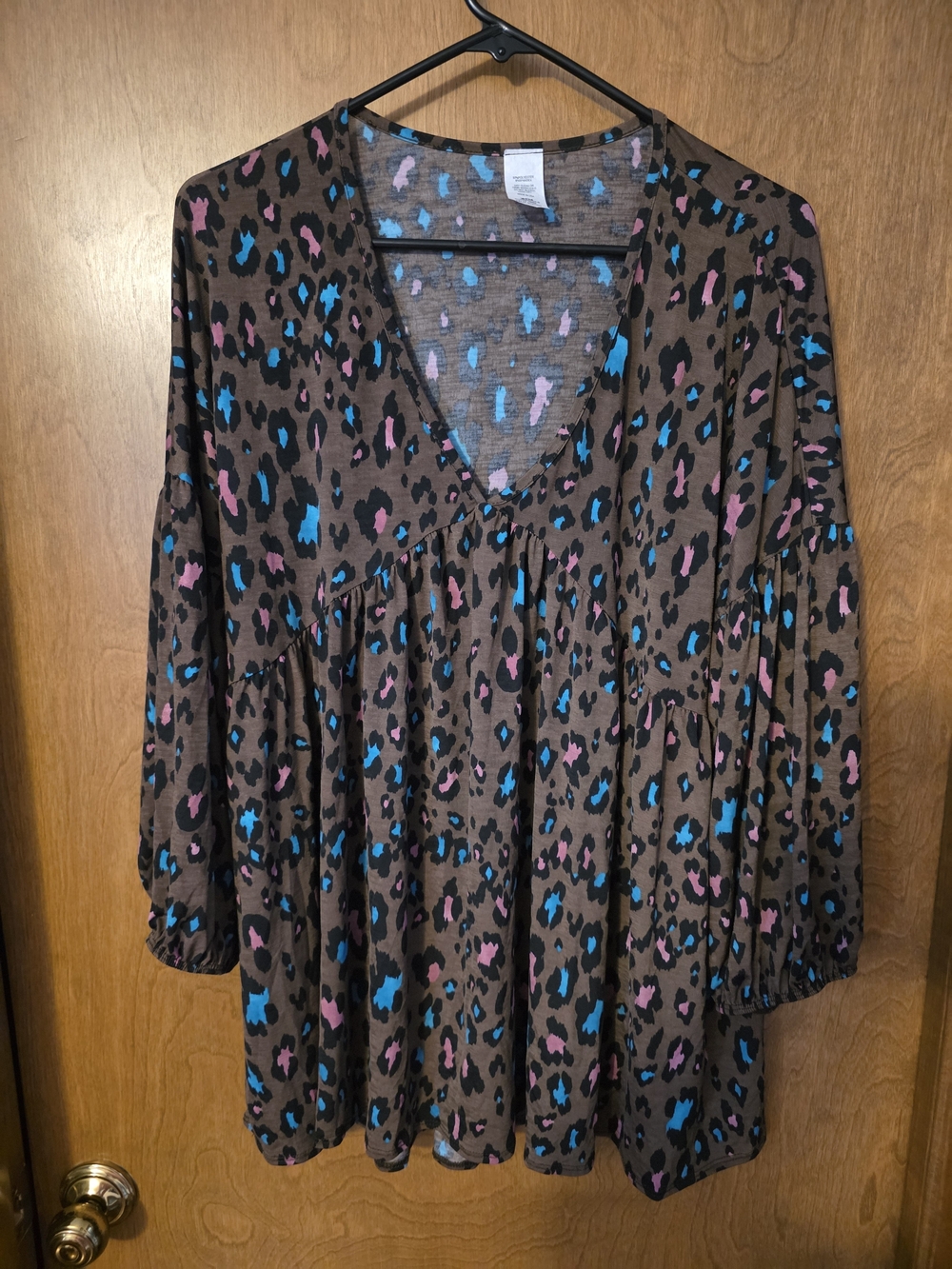 Source Unknown Brown Leopard Print V-Neck Tunic with Blue and Pink Spots